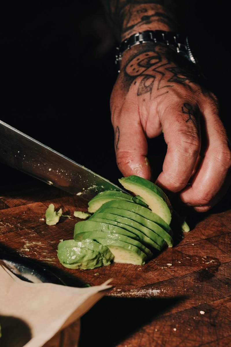 Photo des mains de Georges coupant un avocat