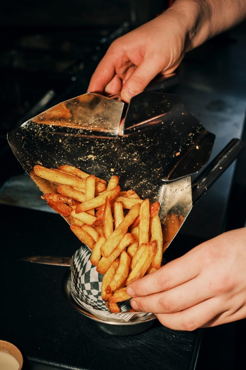 Photo de Georges servant des frites